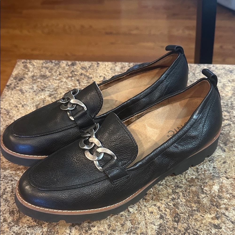 Vionic Black Leather Cynthia Loafers with Chain Accent Womens 8.5
